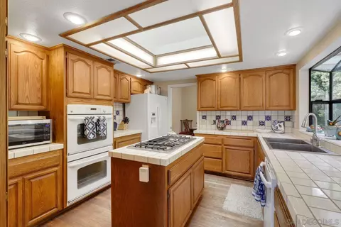 Kitchen - 3944 Pala Mesa Dr, Fallbrook, CA 92028 photo 2 of 5