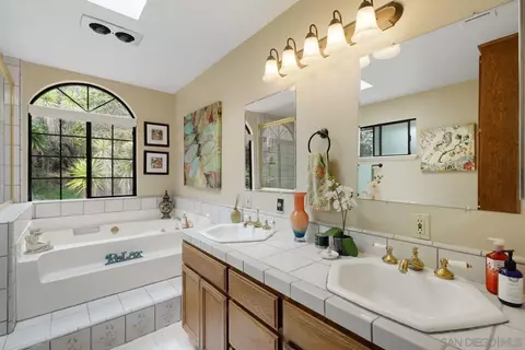 Bath - 3944 Pala Mesa Dr, Fallbrook, CA 92028 photo 1 of 4