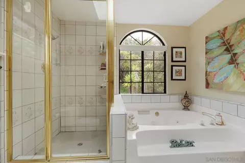 Bath - 3944 Pala Mesa Dr, Fallbrook, CA 92028 photo 2 of 4
