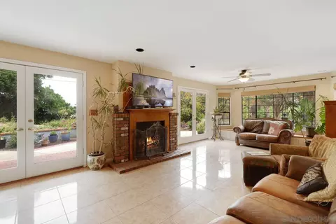 Living - 3944 Pala Mesa Dr, Fallbrook, CA 92028 photo 4 of 8