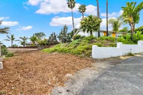 Exterior - 2250 Ivy Rd, Oceanside, CA 92054 photo 5 of 7
