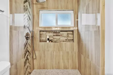 Bath - 2250 Ivy Rd, Oceanside, CA 92054 photo 2 of 4