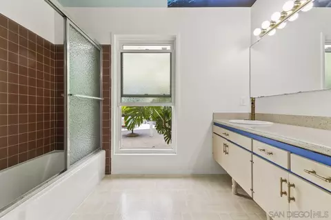 Bath - 7950 Wetherly St, La Mesa, CA 91941 photo 2 of 4