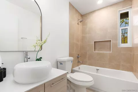 Bath - 14322 Jolley Ln, Poway, CA 92064 photo 1 of 2
