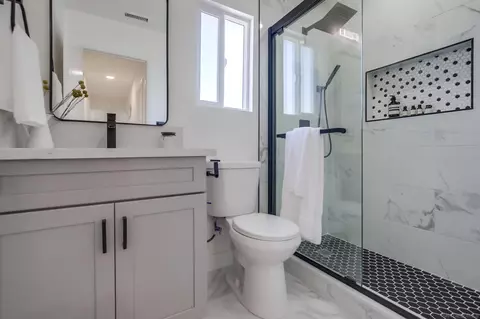 Bath - 10712 Valor Pl, Santee, CA 92071 photo 5 of 6