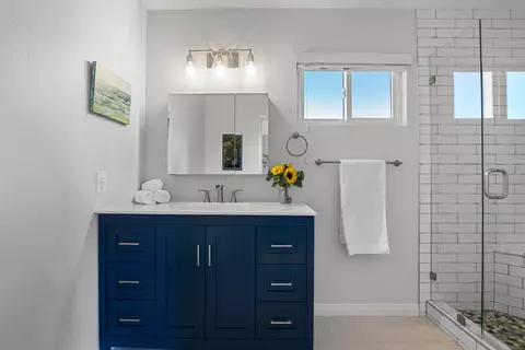 Bath - 3021 Levante St, Carlsbad, CA 92009 photo 2 of 4