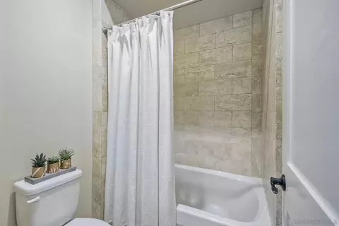 Bath - 13222 Vista View Ct, Poway, CA 92064 photo 3 of 4