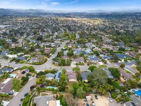 View/Area - 916 Crest Dr, Encinitas, CA 92024 photo 4 of 4