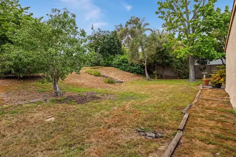 Exterior - 916 Crest Dr, Encinitas, CA 92024 photo 9 of 19