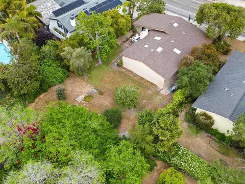 View/Area - 916 Crest Dr, Encinitas, CA 92024 photo 3 of 4