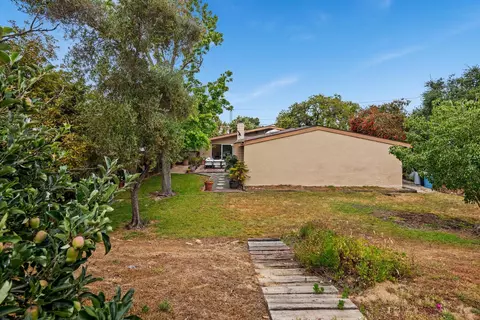 Exterior - 916 Crest Dr, Encinitas, CA 92024 photo 14 of 19
