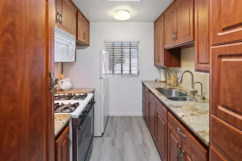 Kitchen - 916 Crest Dr, Encinitas, CA 92024 photo 3 of 3