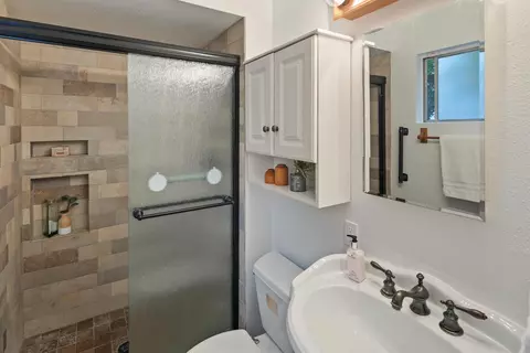 Bath - 916 Crest Dr, Encinitas, CA 92024 photo 1 of 2