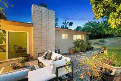 Exterior - 916 Crest Dr, Encinitas, CA 92024 photo 4 of 19