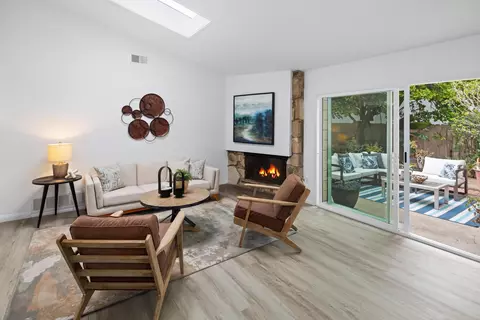Living - 916 Crest Dr, Encinitas, CA 92024 photo 1 of 6