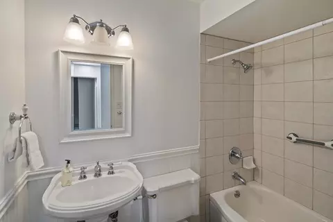 Bath - 916 Crest Dr, Encinitas, CA 92024 photo 2 of 2
