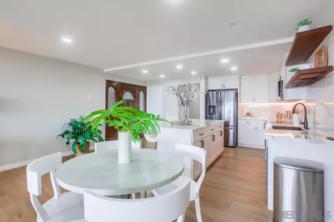 Dining - 829 Beachfront Dr #A, Solana Beach, CA 92075 photo 2 of 2