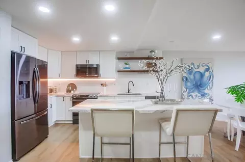 Kitchen - 829 Beachfront Dr #A, Solana Beach, CA 92075 photo 3 of 5