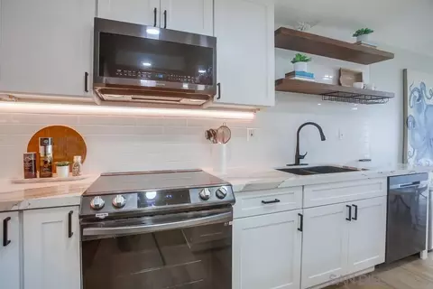 Kitchen - 829 Beachfront Dr #A, Solana Beach, CA 92075 photo 4 of 5