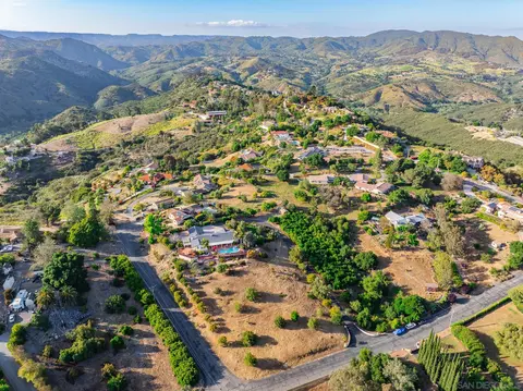 View/Area - 730 Hilbert Dr, Fallbrook, CA 92028 photo 4 of 10