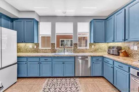 Kitchen - 76 Via Sovana, Santee, CA 92071 photo 2 of 4