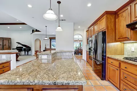Kitchen - 10040 Circa Valle Verde, El Cajon, CA 92021 photo 2 of 2