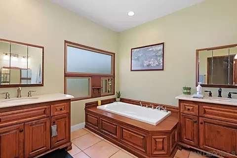 Bath - 704 Barsby St, Vista, CA 92084 photo 3 of 5