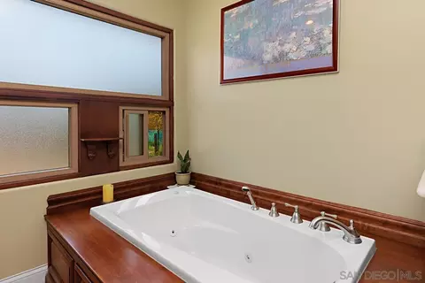 Bath - 704 Barsby St, Vista, CA 92084 photo 4 of 5