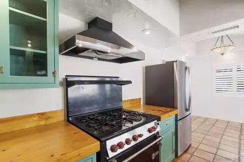 Kitchen - 541 Cloudview Ln, Encinitas, CA 92024 photo 4 of 4