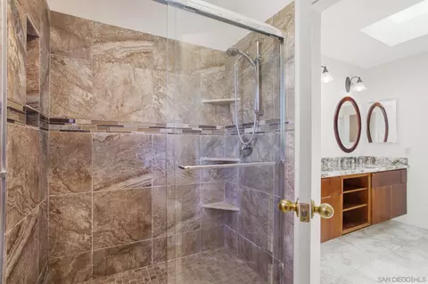 Bath - 541 Cloudview Ln, Encinitas, CA 92024 photo 2 of 3