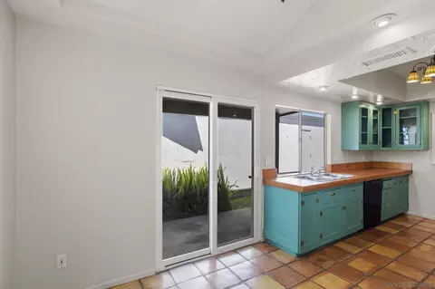 Kitchen - 541 Cloudview Ln, Encinitas, CA 92024 photo 3 of 4