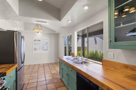 Kitchen - 541 Cloudview Ln, Encinitas, CA 92024 photo 2 of 4
