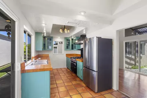 Kitchen - 541 Cloudview Ln, Encinitas, CA 92024 photo 1 of 4