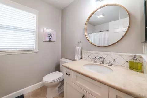 Bath - 742 Cornish Dr, Encinitas, CA 92024 photo 3 of 6