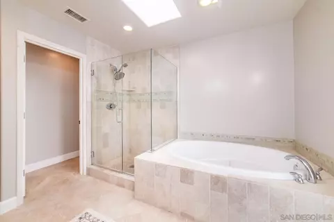 Bath - 742 Cornish Dr, Encinitas, CA 92024 photo 2 of 6