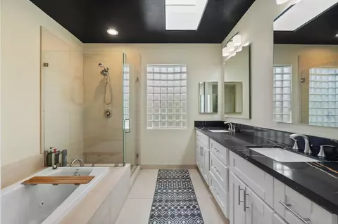 Bath - 3128 Almahurst Row, La Jolla, CA 92037 photo 2 of 3