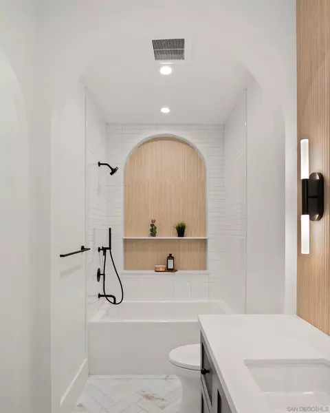 Bath - 711 F Ave, Coronado, CA 92118 photo 6 of 7