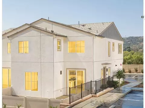 35215 Tuft Ln #202, Fallbrook, CA 92028