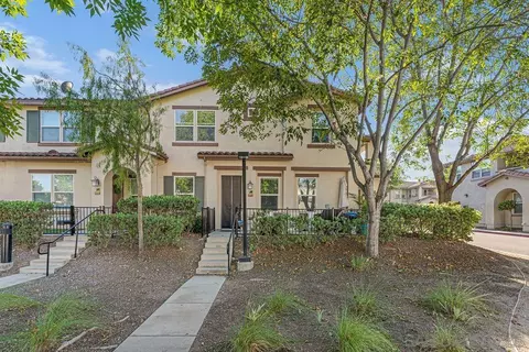 419 Avenida De La Luna, Vista, CA 92083