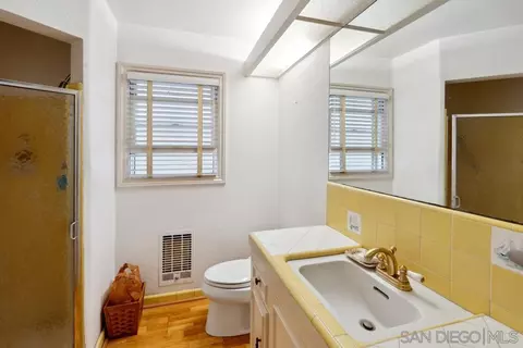 Bath - 1122 Glorietta Blvd, Coronado, CA 92118 photo 2 of 3