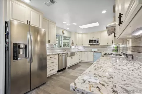 Kitchen - 860 Ora Avo, Vista, CA 92084 photo 3 of 4