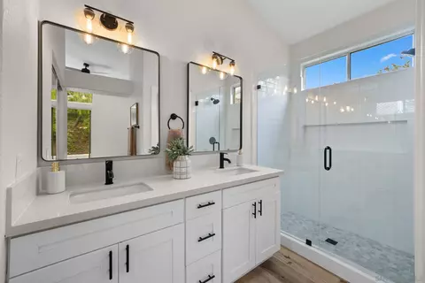 Bath - 4884 Zenos Way, Oceanside, CA 92056 photo 1 of 3