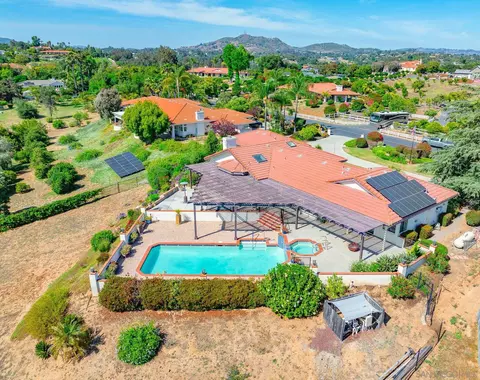 653 Tumble Creek Ln, Fallbrook, CA 92028 photo 2
