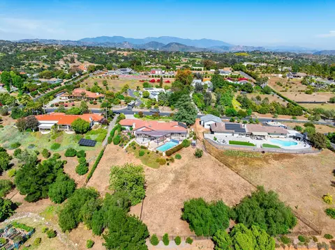 653 Tumble Creek Ln, Fallbrook, CA 92028 photo 4
