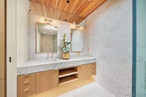 Bath - 66 E F St, Encinitas, CA 92024 photo 2 of 3