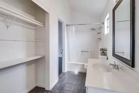 Bath - 575 E St #18, Chula Vista, CA 91910 photo 2 of 7
