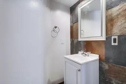 Bath - 575 E St #18, Chula Vista, CA 91910 photo 4 of 7