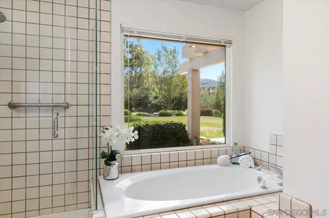 Bath - 13217 Silver Saddle Ln, Poway, CA 92064 photo 2 of 5