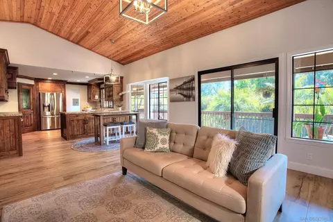 Living - 1032 Los Alisos N, Fallbrook, CA 92028 photo 1 of 4