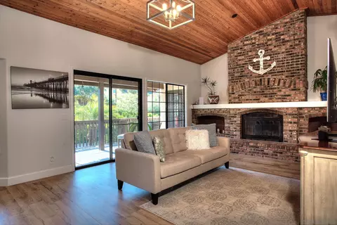 Living - 1032 Los Alisos N, Fallbrook, CA 92028 photo 2 of 4